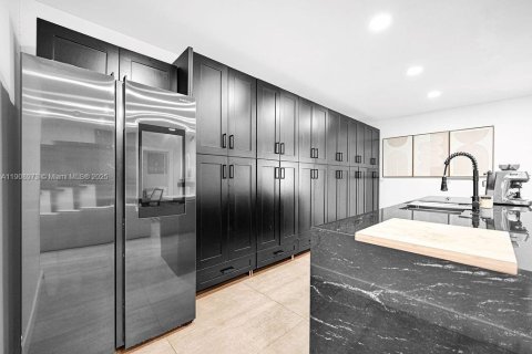 Casa en alquiler en Miami, Florida, 4 dormitorios, 144.93 m2 № 2054911 - foto 14