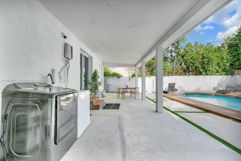 Casa en alquiler en Miami, Florida, 4 dormitorios, 144.93 m2 № 2054911 - foto 9