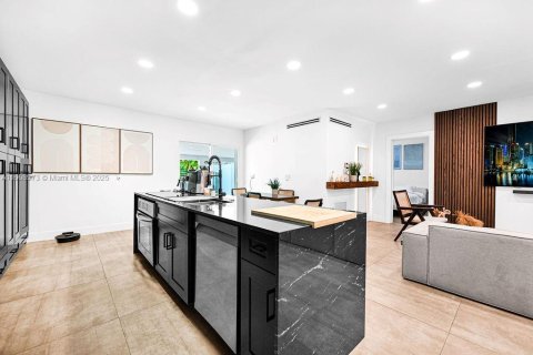 Casa en alquiler en Miami, Florida, 4 dormitorios, 144.93 m2 № 2054911 - foto 15