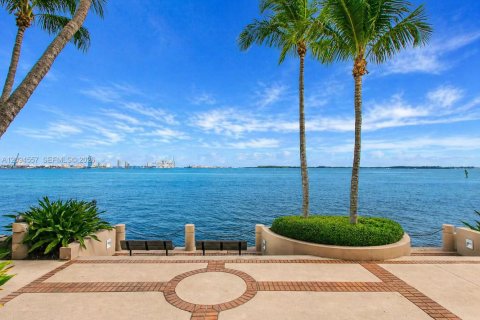 Condo in Miami, Florida, 2 bedrooms  № 2392087 - photo 2