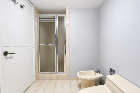 Condo in Miami, Florida, 2 bedrooms  № 2392087 - photo 11