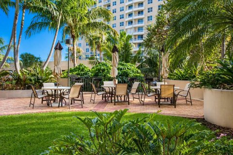 Condo in Miami, Florida, 2 bedrooms  № 2392087 - photo 23