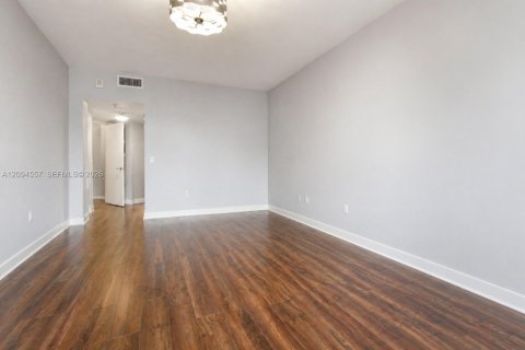 Condo in Miami, Florida, 2 bedrooms  № 2392087 - photo 9