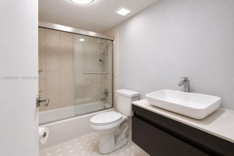 Condo in Miami, Florida, 2 bedrooms  № 2392087 - photo 16
