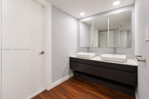 Condo in Miami, Florida, 2 bedrooms  № 2392087 - photo 13