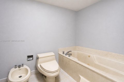 Condo in Miami, Florida, 2 bedrooms  № 2392087 - photo 12