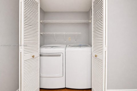 Condo in Miami, Florida, 2 bedrooms  № 2392087 - photo 17