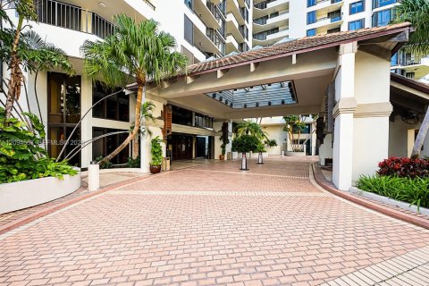 Condo in Miami, Florida, 2 bedrooms  № 2392087 - photo 19