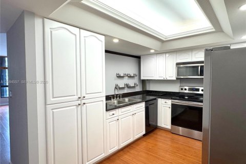Condo in Miami, Florida, 2 bedrooms  № 2392087 - photo 6