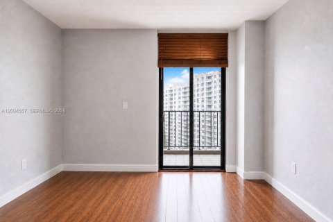 Condo in Miami, Florida, 2 bedrooms  № 2392087 - photo 15
