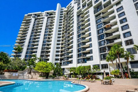 Condo in Miami, Florida, 2 bedrooms  № 2392087 - photo 21