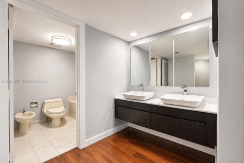 Condo in Miami, Florida, 2 bedrooms  № 2392087 - photo 10