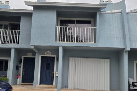 Townhouse in Lighthouse Point, Florida 2 bedrooms, 167.87 sq.m. № 1671538 - photo 1