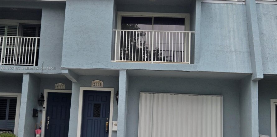 Townhouse in Lighthouse Point, Florida 2 bedrooms, 167.87 sq.m. № 1671538