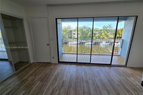 Townhouse in Lighthouse Point, Florida 2 bedrooms, 167.87 sq.m. № 1671538 - photo 13