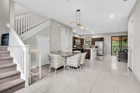 Touwnhouse à vendre à Pembroke Pines, Floride: 3 chambres, 157.19 m2 № 2063368 - photo 4