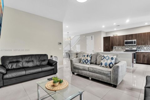 Touwnhouse à vendre à Pembroke Pines, Floride: 3 chambres, 157.19 m2 № 2063368 - photo 11