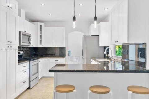 House in Palmetto Bay, Florida 4 bedrooms, 229.38 sq.m. № 1994544 - photo 17