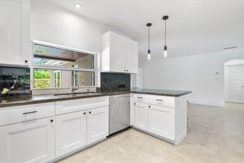 House in Palmetto Bay, Florida 4 bedrooms, 229.38 sq.m. № 1994544 - photo 11