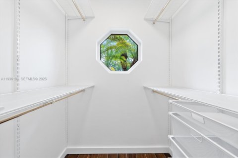 House in Palmetto Bay, Florida 4 bedrooms, 229.38 sq.m. № 1994544 - photo 25