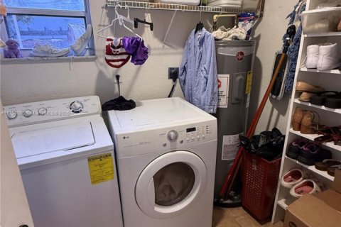 Villa ou maison à vendre à Miami, Floride: 4 chambres, 204.85 m2 № 1985336 - photo 30