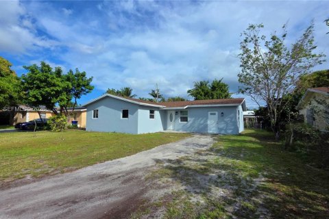 Villa ou maison à louer à Pompano Beach, Floride: 4 chambres, 140.47 m2 № 1999174 - photo 2