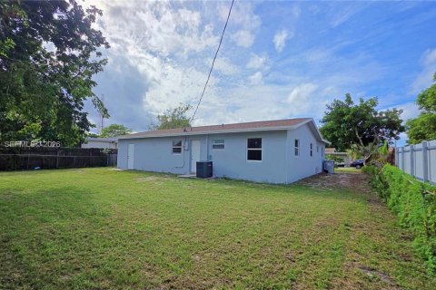 Villa ou maison à louer à Pompano Beach, Floride: 4 chambres, 140.47 m2 № 1999174 - photo 13