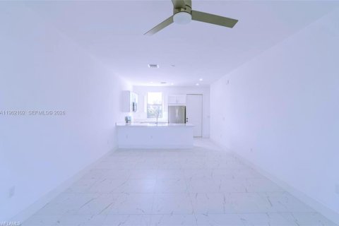 Immobilier commercial à vendre à Lehigh Acres, Floride: 208.29 m2 № 2080898 - photo 3