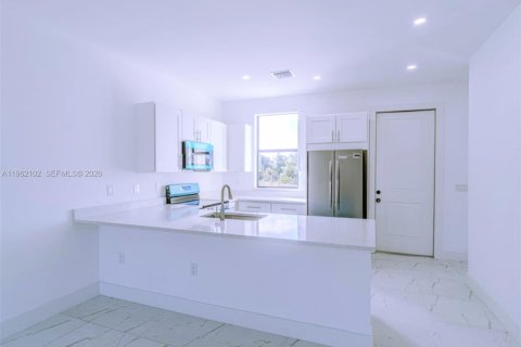 Immobilier commercial à vendre à Lehigh Acres, Floride: 208.29 m2 № 2080898 - photo 4