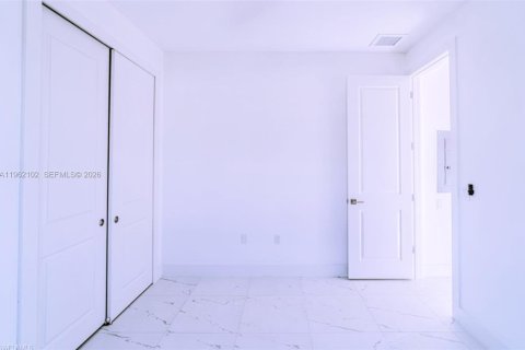 Immobilier commercial à vendre à Lehigh Acres, Floride: 208.29 m2 № 2080898 - photo 6