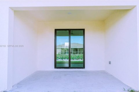 Immobilier commercial à vendre à Lehigh Acres, Floride: 208.29 m2 № 2080898 - photo 8