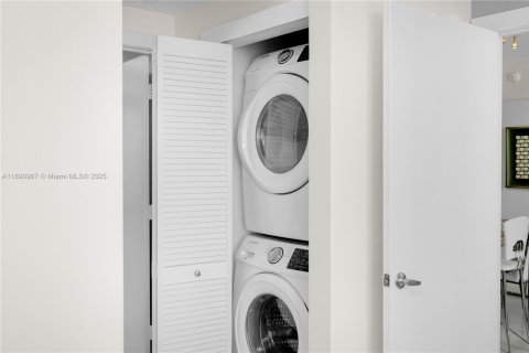 Condo in Miami, Florida, 2 bedrooms  № 1944502 - photo 12