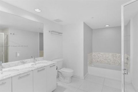 Condo in Miami, Florida, 2 bedrooms  № 1944502 - photo 7