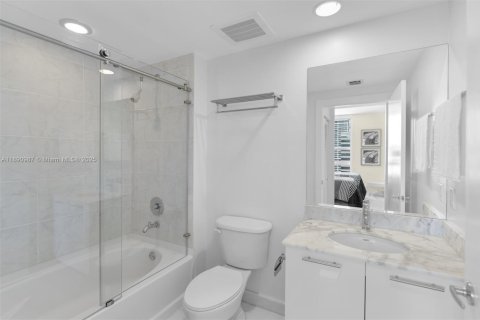 Condo in Miami, Florida, 2 bedrooms  № 1944502 - photo 11