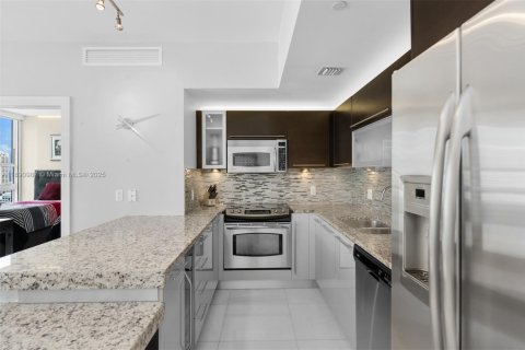 Condo in Miami, Florida, 2 bedrooms  № 1944502 - photo 4
