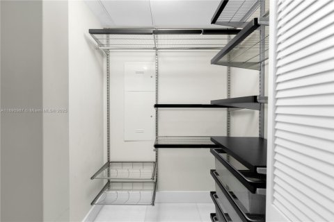 Condo in Miami, Florida, 2 bedrooms  № 1944502 - photo 13