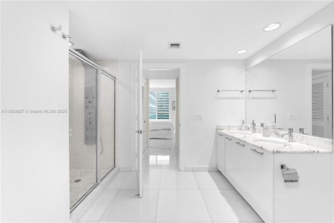 Condo in Miami, Florida, 2 bedrooms  № 1944502 - photo 8