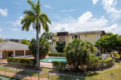 Condo in North Miami, Florida, 2 bedrooms  № 2067727 - photo 2