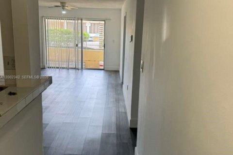 Condo in North Miami, Florida, 2 bedrooms  № 2067727 - photo 3