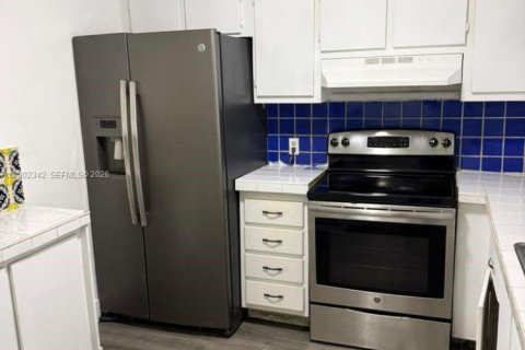 Condo in North Miami, Florida, 2 bedrooms  № 2067727 - photo 4