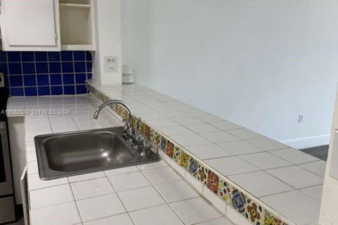 Condo in North Miami, Florida, 2 bedrooms  № 2067727 - photo 5