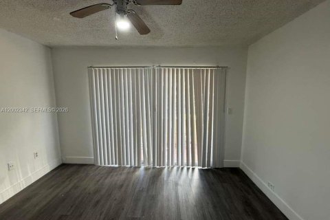 Condo in North Miami, Florida, 2 bedrooms  № 2067727 - photo 11