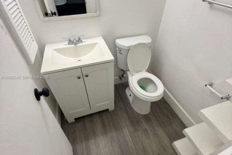 Condo in North Miami, Florida, 2 bedrooms  № 2067727 - photo 12