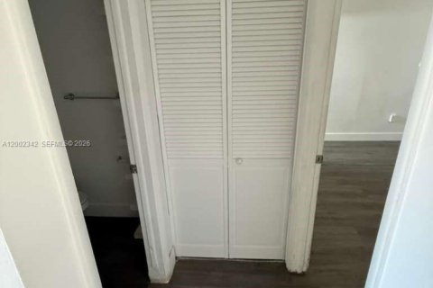 Condo in North Miami, Florida, 2 bedrooms  № 2067727 - photo 8