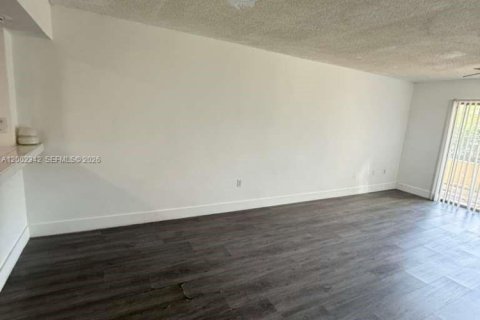 Condo in North Miami, Florida, 2 bedrooms  № 2067727 - photo 6