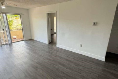 Condo in North Miami, Florida, 2 bedrooms  № 2067727 - photo 7