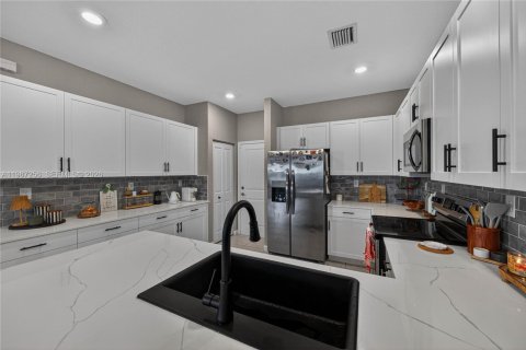 Купить виллу или дом в Хомстед, Флорида 4 спальни, 206.8м2, № 2047689 - фото 18