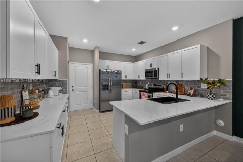 Купить виллу или дом в Хомстед, Флорида 4 спальни, 206.8м2, № 2047689 - фото 17