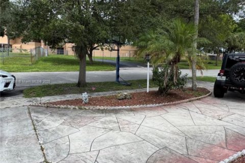 Villa ou maison à vendre à Coconut Creek, Floride: 3 chambres, 182.09 m2 № 1946041 - photo 2