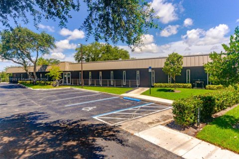 Commercial property in Hollywood, Florida № 1860996 - photo 13
